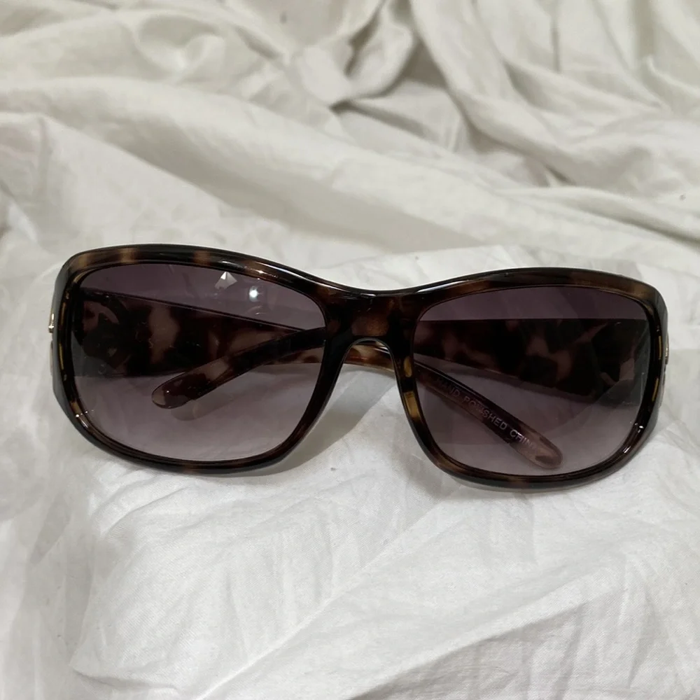 Women’s retro rectangle brown tortoiseshell fashion sunglasses. One size. - Picture 2 of 7